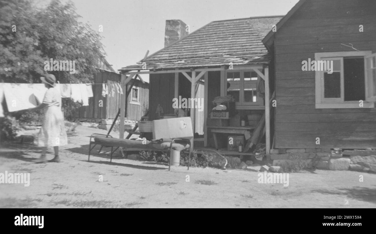 Légende originale : Jinks Elliott & famille de 6 dans une petite maison de 2 pièces à Manzanita Reservation, avant que toutes les réparations aient été faites sur la maison CA. 8 juin 1937 Banque D'Images