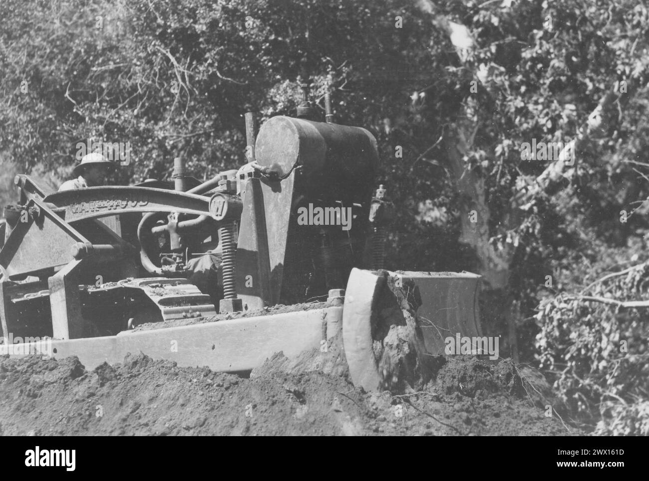 Photographie d'un travailleur sur un tracteur Allis Chalmers 35 avec un bulldozer Isaacson Garwood CA. 1936-1942 Banque D'Images