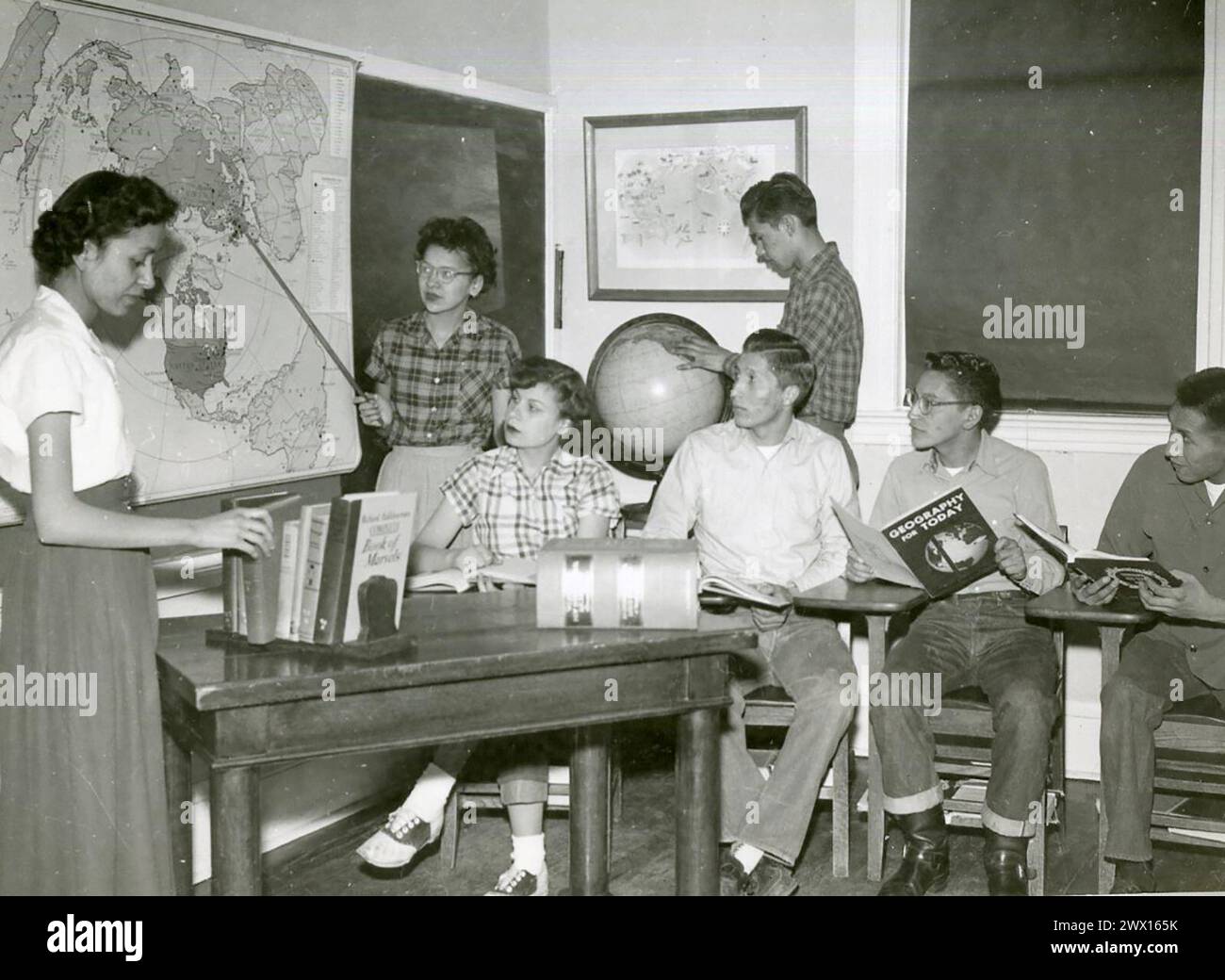 Étudiants dans une classe de géographie mondiale dans une école indienne dans le Dakota du Sud CA. 1940s ou 1950s. Banque D'Images