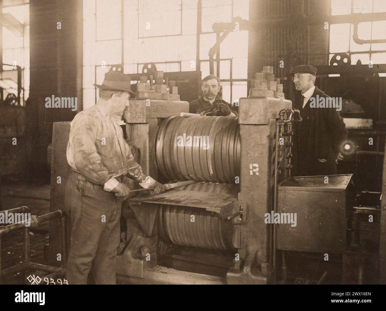 Un ouvrier dans l'atelier de forge de l'usine Remington Arms and Ammunition Factory à Bridgeport CT roulant des barils chauds pour la Browning Heavy machine Gun CA. 1918 Banque D'Images