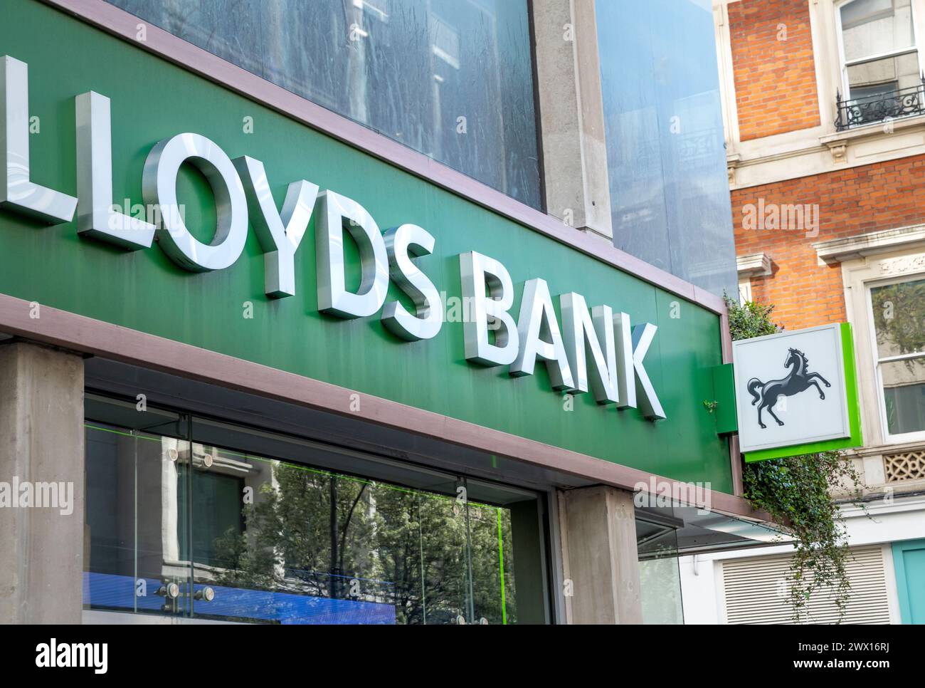 Londres, Royaume-Uni - 23 mars 2024 : affichage bancaire Lloyds. Lloyds Bank plc est une banque britannique de détail et de commerce avec des succursales en Angleterre et au pays de Galles. Banque D'Images