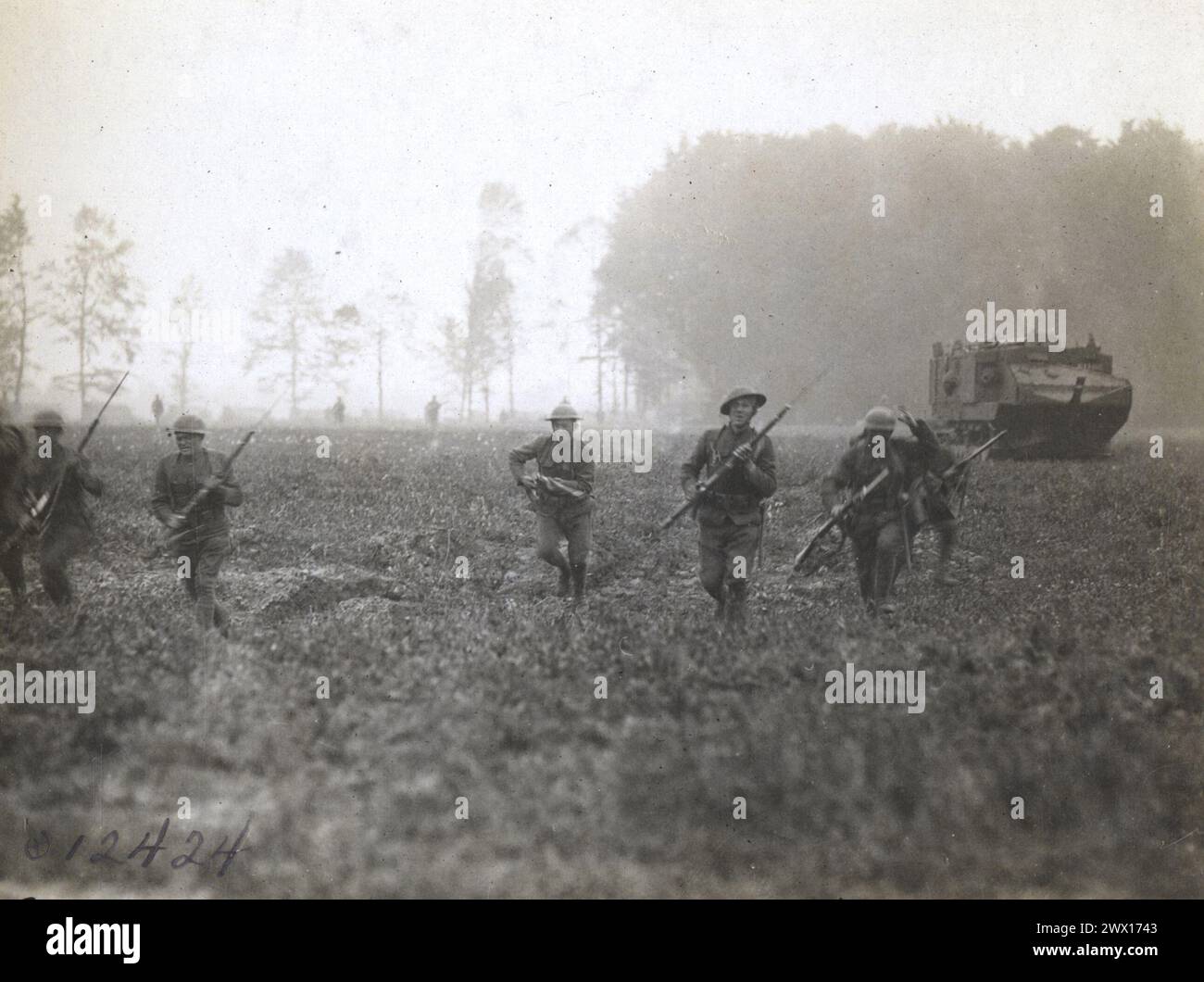 Chars attaquant les hommes dans les tranchées ; 26e régiment, infanterie, 2e brigade, 1re division; près de Breteuil France CA. 1918 Banque D'Images