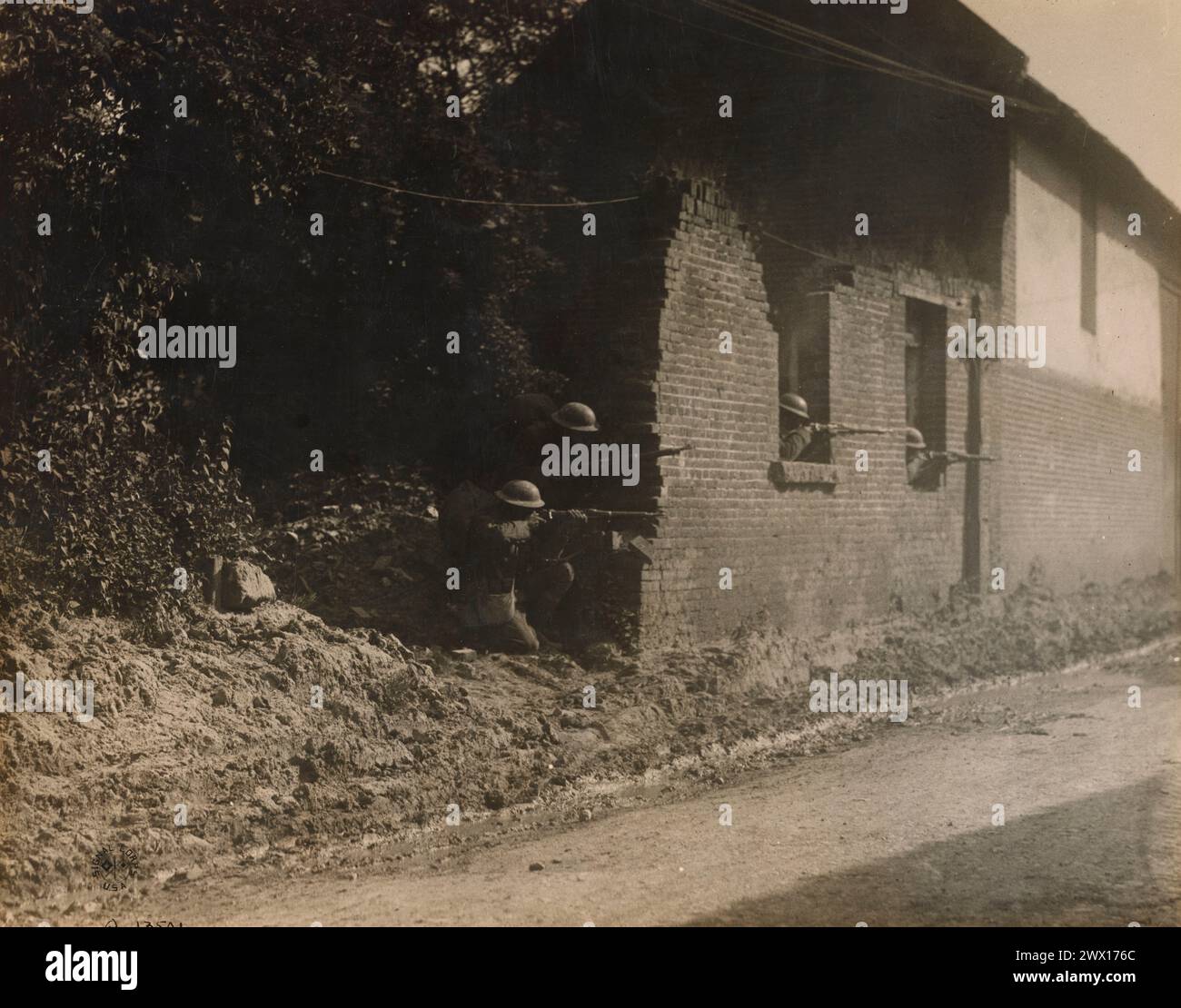 Photos de la première Guerre mondiale : tireurs d'élite avec une bonne vue de l'ennemi debout derrière un mur de briques, 1re division, 28e infanterie ; Bonvillers, France CA. 1918 Banque D'Images