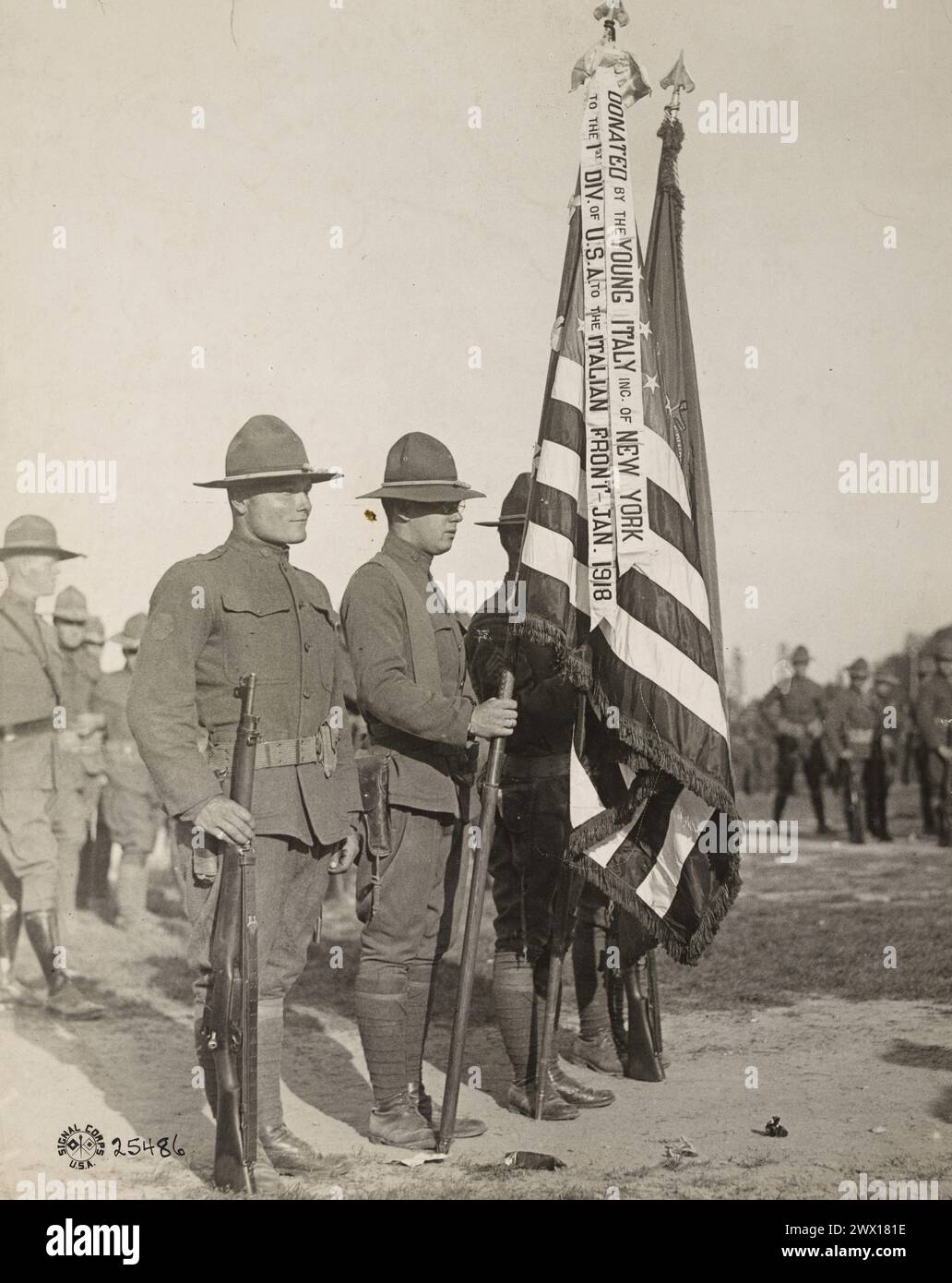 Un régiment d'infanterie américaine, maintenant sur le front de Piave en Italie, a reçu cette couleur régimentaire d'un associé d'Italiens de New York CA. 1918 Banque D'Images