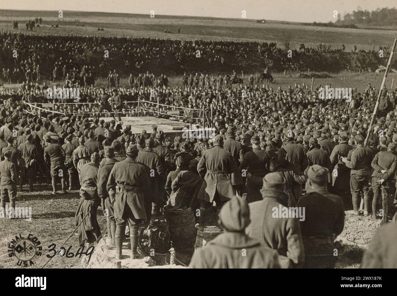 Vue générale du match de boxe et grand public au terrain du 2e corps d'armée se rencontrent près de Corbie, somme, France CA. 1918 Banque D'Images