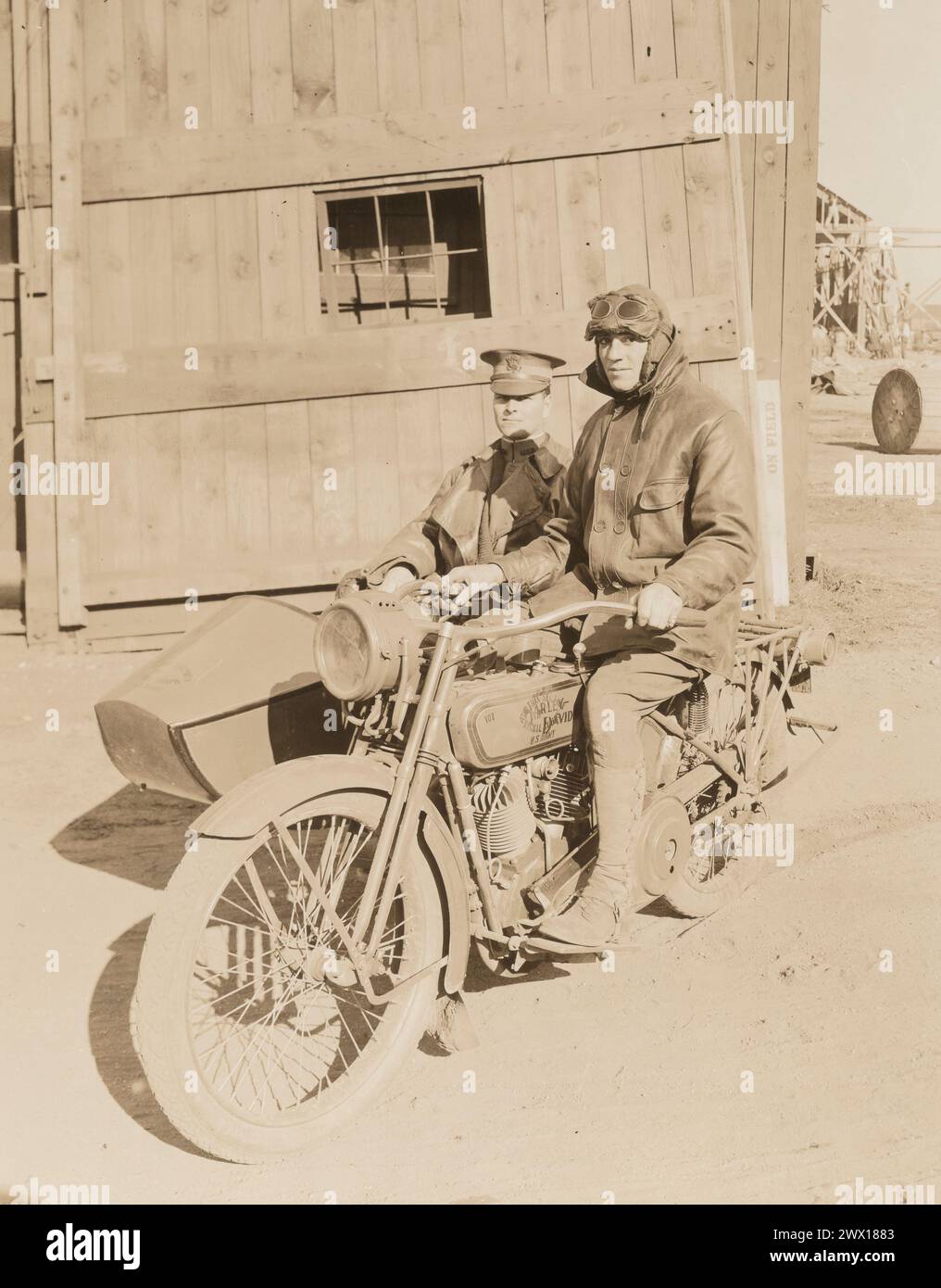 Transporteurs aériens pour motocyclettes. Ils sont utilisés pour précipiter les négatifs de l'avion photographique au révélateur à une vitesse vertigineuse dans l'espoir que les négatifs contiennent des informations militaires précieuses CA. 1917 Banque D'Images