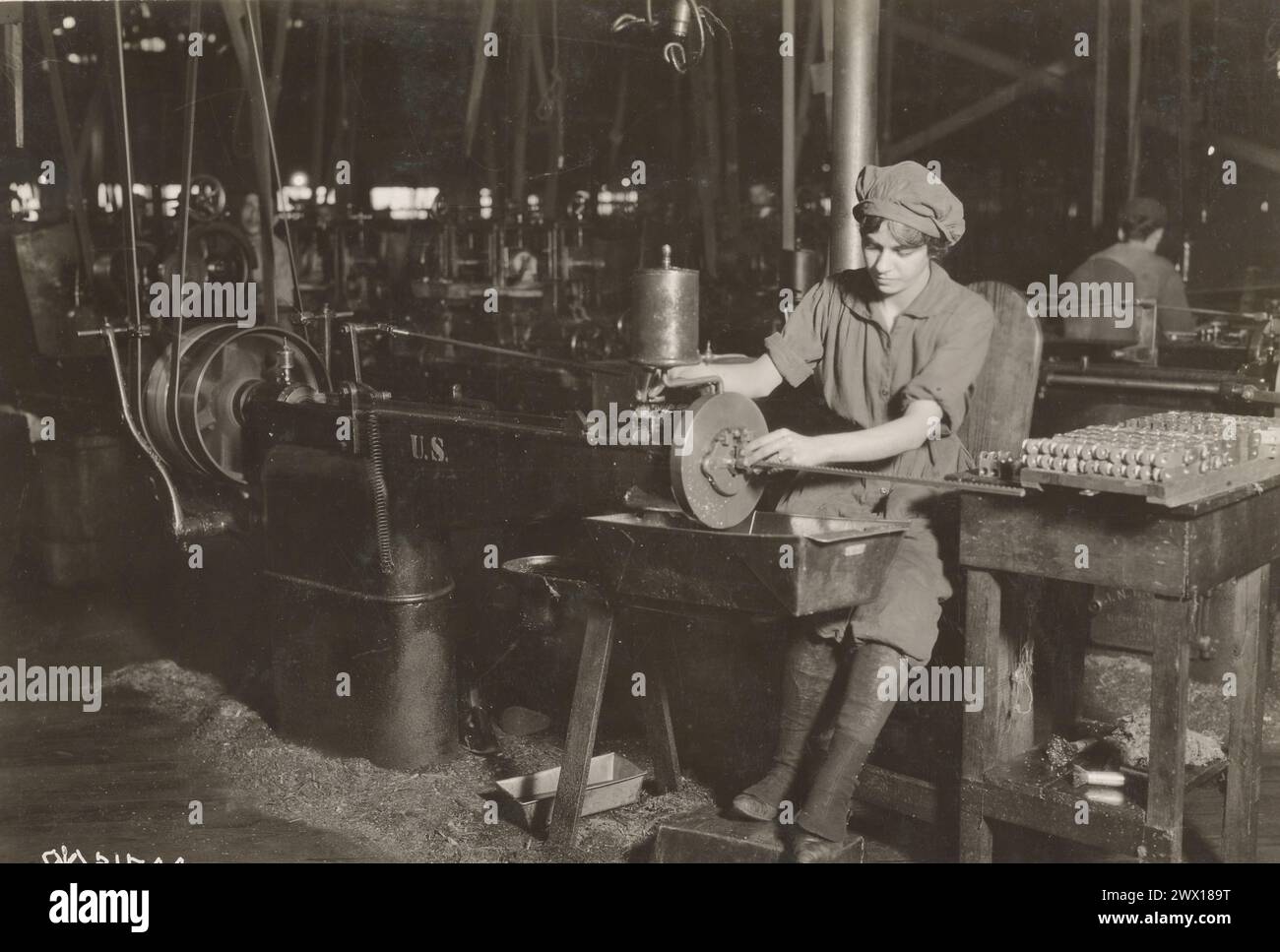 Femme brochant le siège de clé dans le support de vision avant. Eddystone Rifle Company, CA. 1918 Banque D'Images