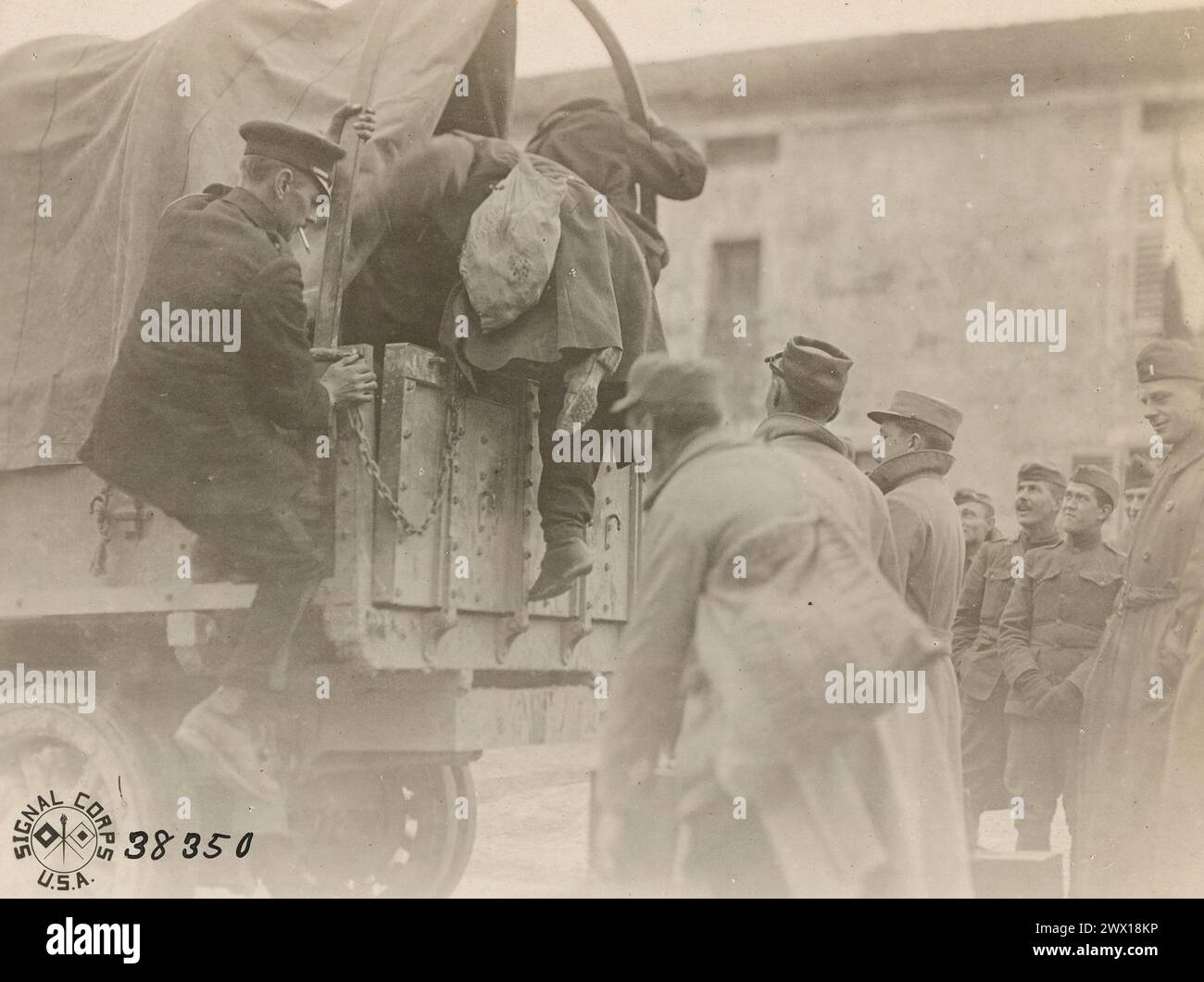 Prisonniers de guerre anglais et français récemment libérés à bord d'un camion américain fourni par le quartier général du 6e corps d'armée ; Saizerais France CA. 1918 Banque D'Images