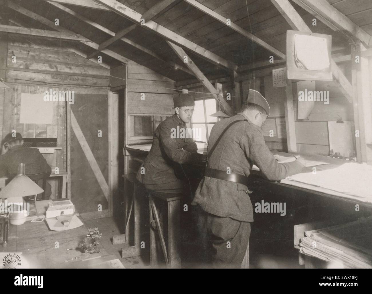 WW I photos : salle de prévisions météorologiques où les cartes météorologiques sont faites. Station météorologique 1 km à l'est de Colombey-les-belles France CA. 1918 Banque D'Images