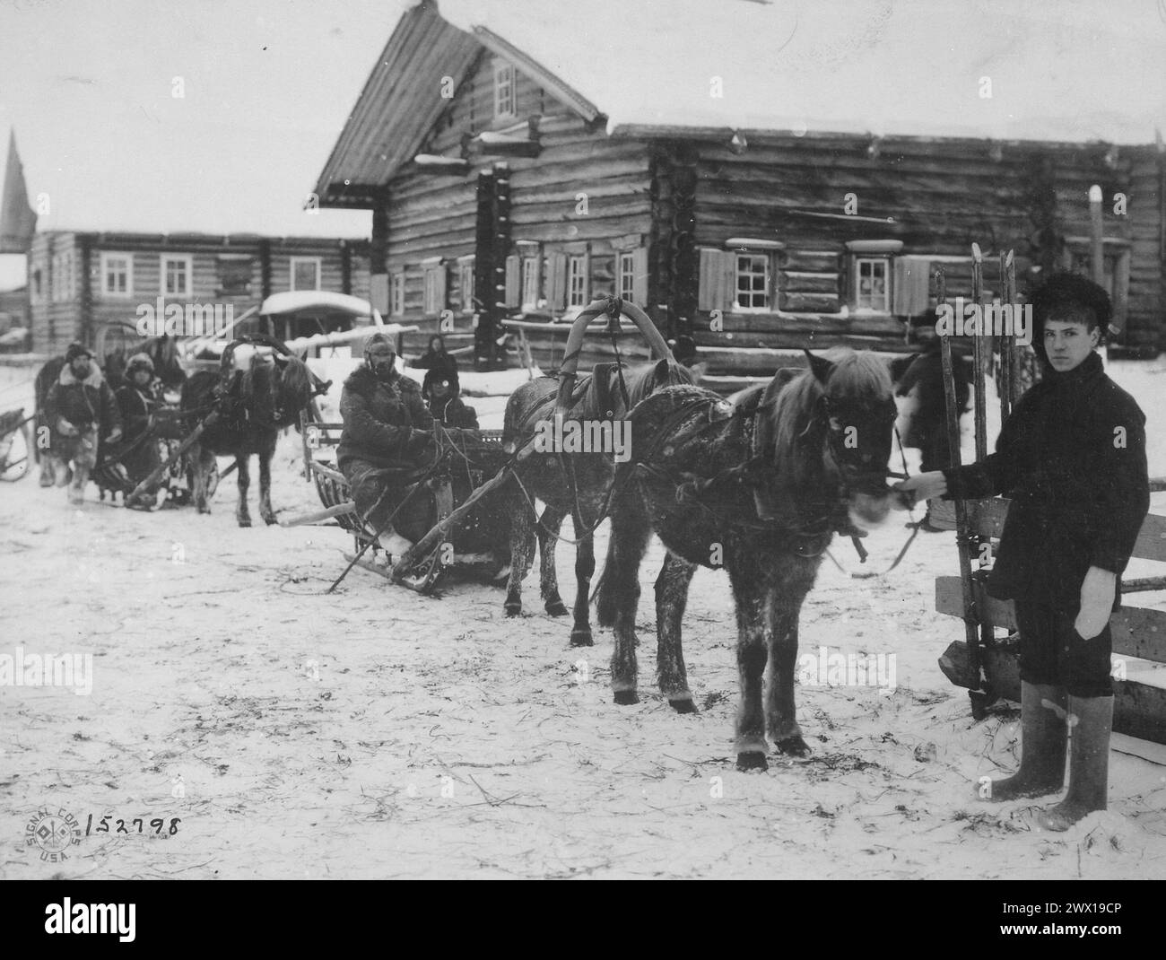 Colonel George E. Stewart, commandant les forces américaines dans le nord de la Russie, passant par convoi à travers le village de Chamova à son retour du front de la rivière Dwina à Toulgas à Archange CA. 1918 Banque D'Images