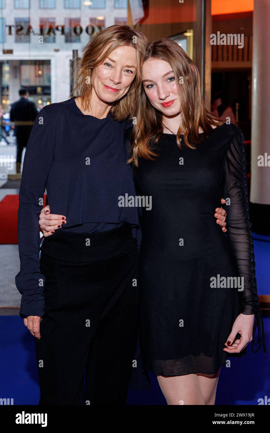 Premiere ARD Serie - Charità Jenny Schily und Alma Schily BEI der Premiere der 4. Staffel der ARD Serie Charite AM 26.03.2024 à Berlin. *** Première série ARD Charità Jenny Schily et Alma Schily lors de la première de la 4ème saison de la série ARD Charite le 26 03 2024 à Berlin Copyright : xEventpressxKochanx Banque D'Images