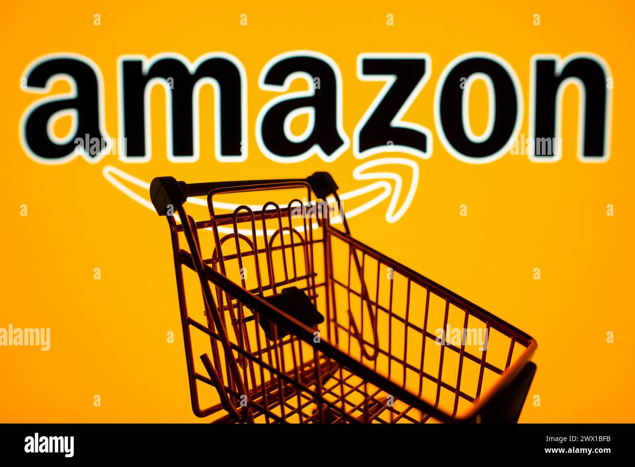Brésil. 26 mars 2024. Dans cette illustration photo, le logo Amazon vu affiché sur un smartphone avec un panier. Crédit : SOPA images Limited/Alamy Live News Banque D'Images