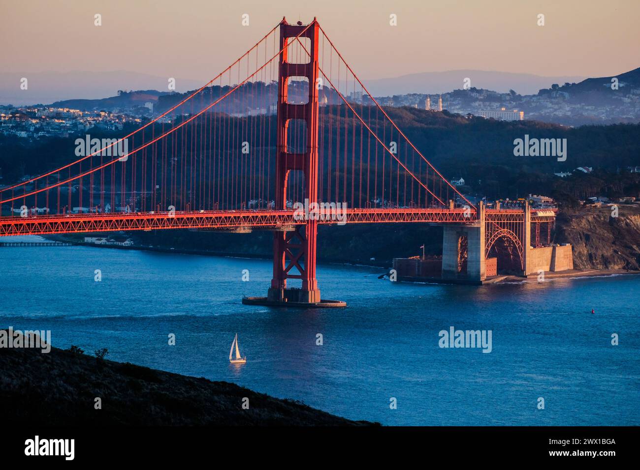 Vue spectaculaire sur le Golden Gate Bridge, San Francisco, Californie, États-Unis, depuis le nord-ouest. Banque D'Images