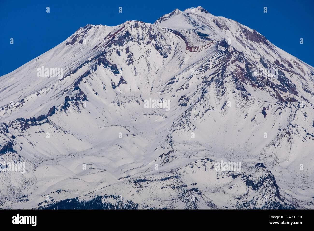 Vue sur le mont enneigé Shasta California en mai. Banque D'Images