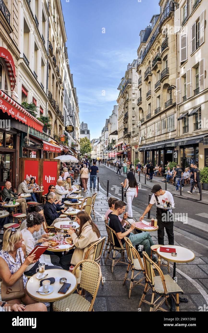 FRANCE. PARIS (75) 6E ARRONDISSEMENT. RUE BUCI DANS LE QUARTIER DE L'ODÉON. LES GENS SUR LES TERRASSES DU RESTAURANT CAFÉ Banque D'Images