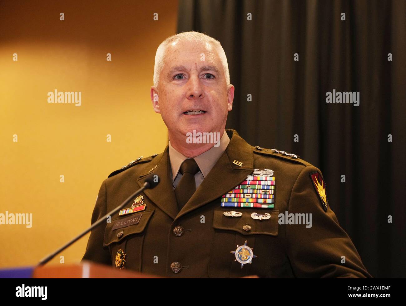 Le lieutenant-général John P. Sullivan, commandant adjoint du U.S. Transportation Command, prononce son allocution lors du dîner de remise des prix du Southwestern Illinois leadership Council à O'Fallon, Illinois, le mardi 26 mars 2024. Photo de Bill Greenblatt/UPI crédit : UPI/Alamy Live News Banque D'Images