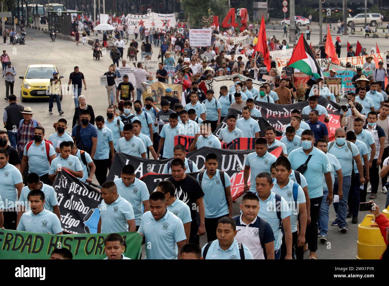 Non exclusif : des élèves des écoles rurales d'Ayotzinapa participent à une manifestation pour réclamer justice pour la disparition des 43 élèves o Banque D'Images