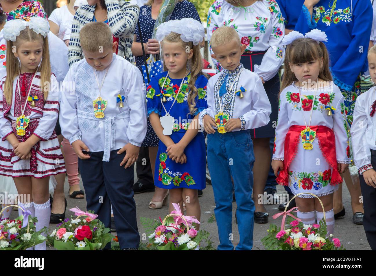 Septembre 3, Ukraine, Nova Skvariava, septembre 1 enfants dans la cour de l'école Banque D'Images