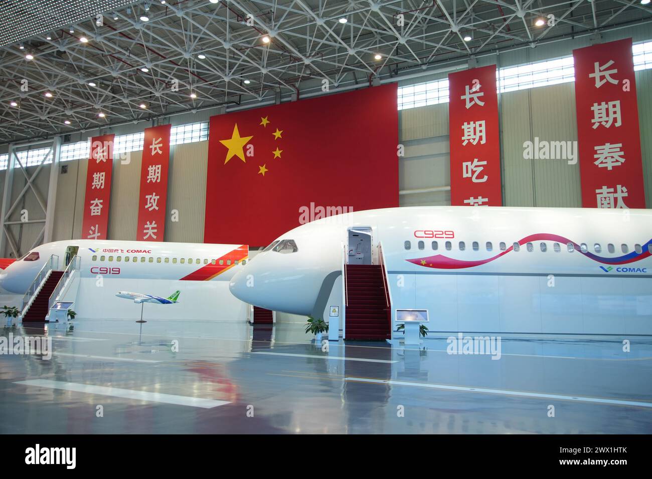 Shanghai, Chine. 27 mars 2024. Les prototypes des avions de ligne C919 et C929 seront exposés au COMAC Shanghai Aircraft Design and Research Institute à Shanghai, en Chine, le 26 mars 2024. (Photo de Costfoto/NurPhoto) crédit : NurPhoto SRL/Alamy Live News Banque D'Images