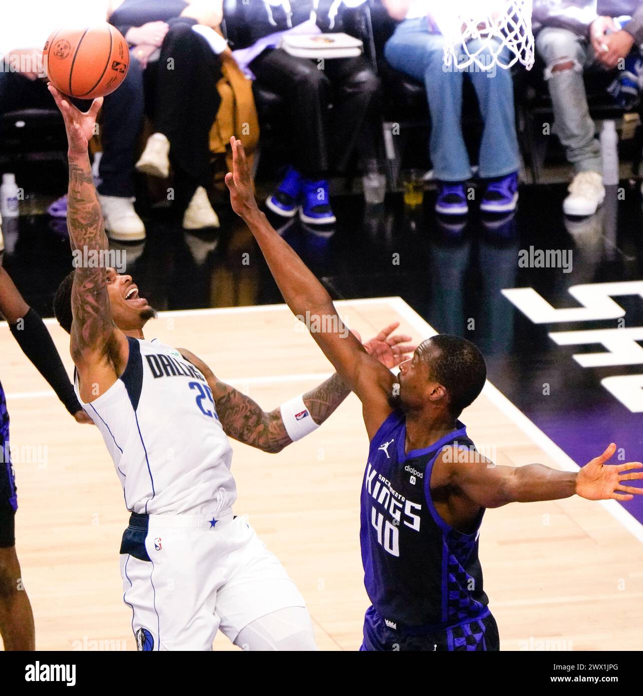 Sacramento, États-Unis. 26 mars 2024. P.J. Washington de Dallas Mavericks tire le ballon lors d'un match de saison régulière entre les Sacramento Kings et les Dallas Mavericks à Sacramento, aux États-Unis, le 26 mars 2024. Crédit : Wu Xiaoling/Xinhua/Alamy Live News Banque D'Images