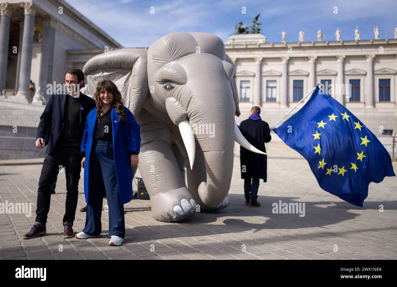 Alexander Harrer et Nini Tsiklauri, les principaux candidats Volt pour les élections européennes de 2024, mardi 26 mars 2024, lors d'une séance photo avec un éléphant gonflable dans le cadre d'un coup d'envoi de la campagne Volt devant le Parlement à Vienne, en Autriche. - 20240326 PD1860 crédit : APA-defacto Datenbank und Contentmanagement GmbH/Alamy Live News Banque D'Images