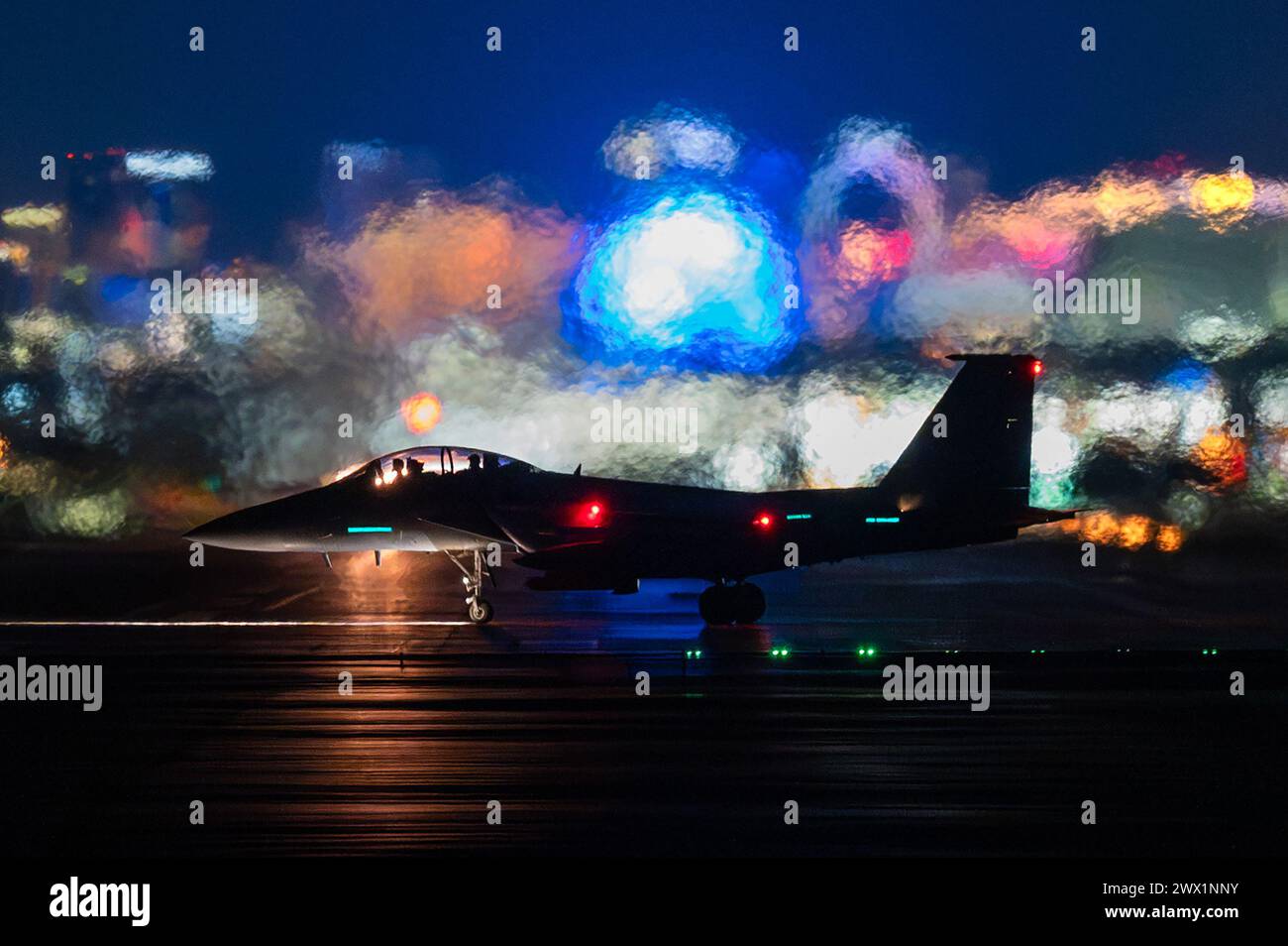 Un F-15E Strike Eagle affecté à la 366th Fighter Wing, Mountain Home Air Force base, Idaho, décolle pour une mission de nuit pendant Red Flag-Nellis 24 Banque D'Images