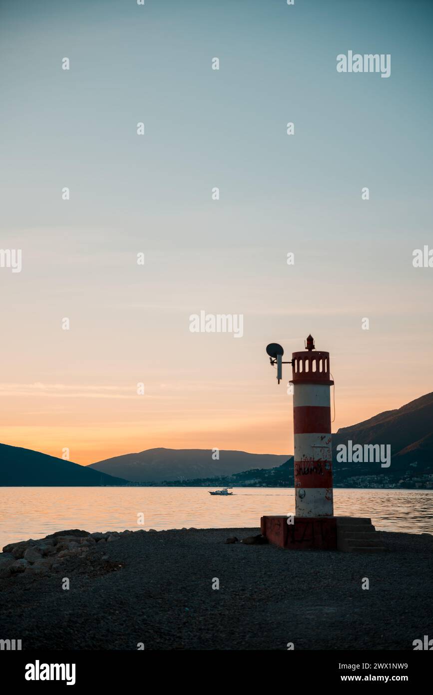 Un phare sur terre au coucher du soleil par la mer Adriatique, Tivat Monténégro Banque D'Images