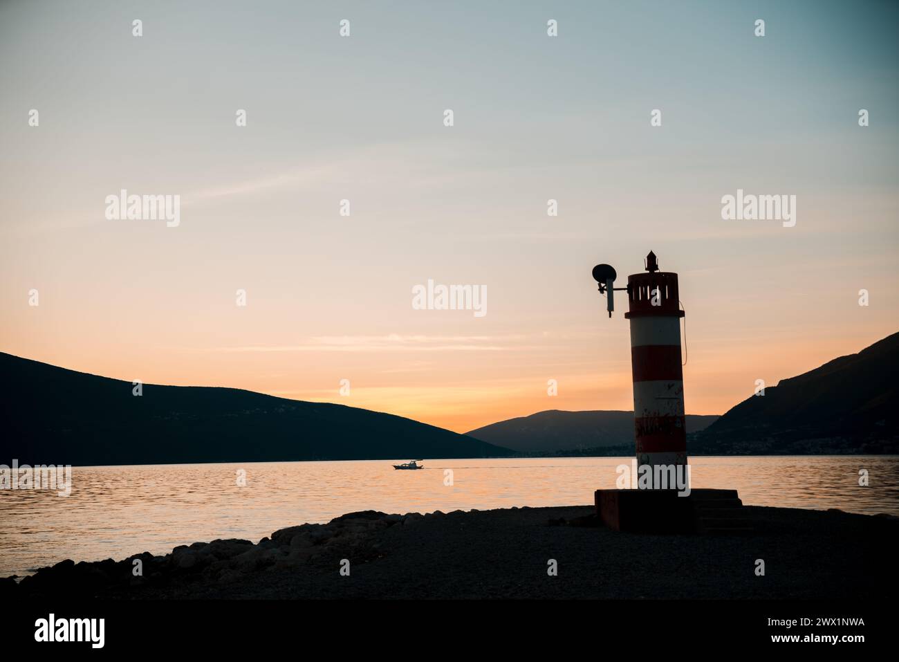Un phare sur terre au coucher du soleil par la mer Adriatique, Tivat Monténégro Banque D'Images