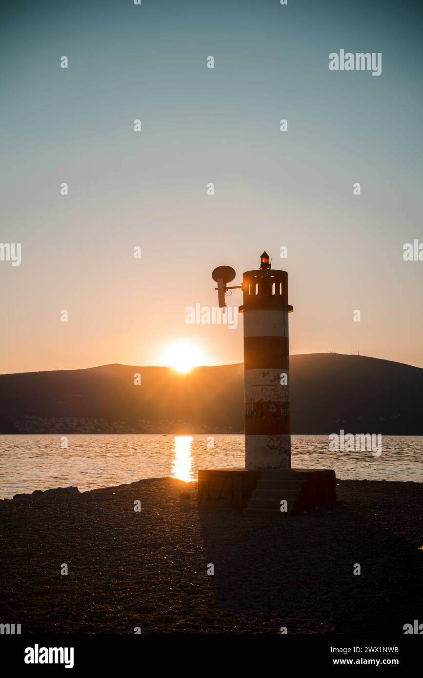 Un phare sur terre au coucher du soleil par la mer Adriatique, Tivat Monténégro Banque D'Images