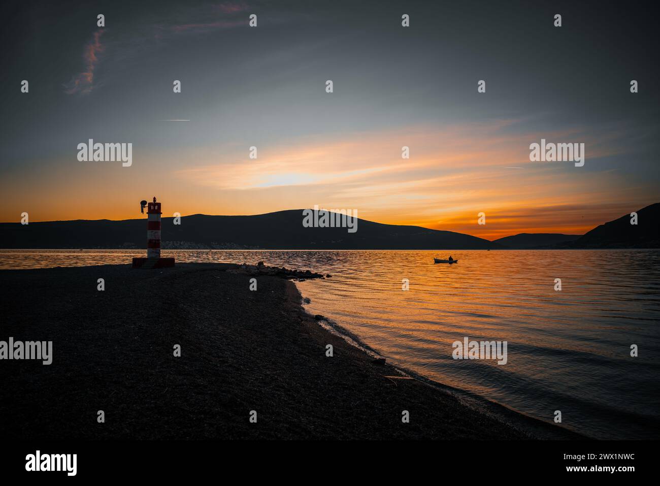 Un phare sur terre au coucher du soleil par la mer Adriatique, Tivat Monténégro Banque D'Images