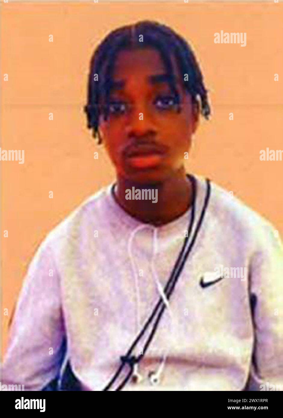 Photo de LA MEILLEURE QUALITÉ DISPONIBLE non datée de la brochure de famille émise par la police métropolitaine d'Alex Ajanaku. Les détectives enquêtant sur la fusillade mortelle de l'homme de 18 ans devant une rave en 2021 ont publié des images de vidéosurveillance de 20 témoins à qui ils veulent parler. Alex était assis sur un banc avec son frère et ses amis à Beaumont Road, Leyton, à l'est de Londres vers 1h25 le 1er septembre 2021 quand il a été tué. Date d'émission : mercredi 27 mars 2024. Banque D'Images