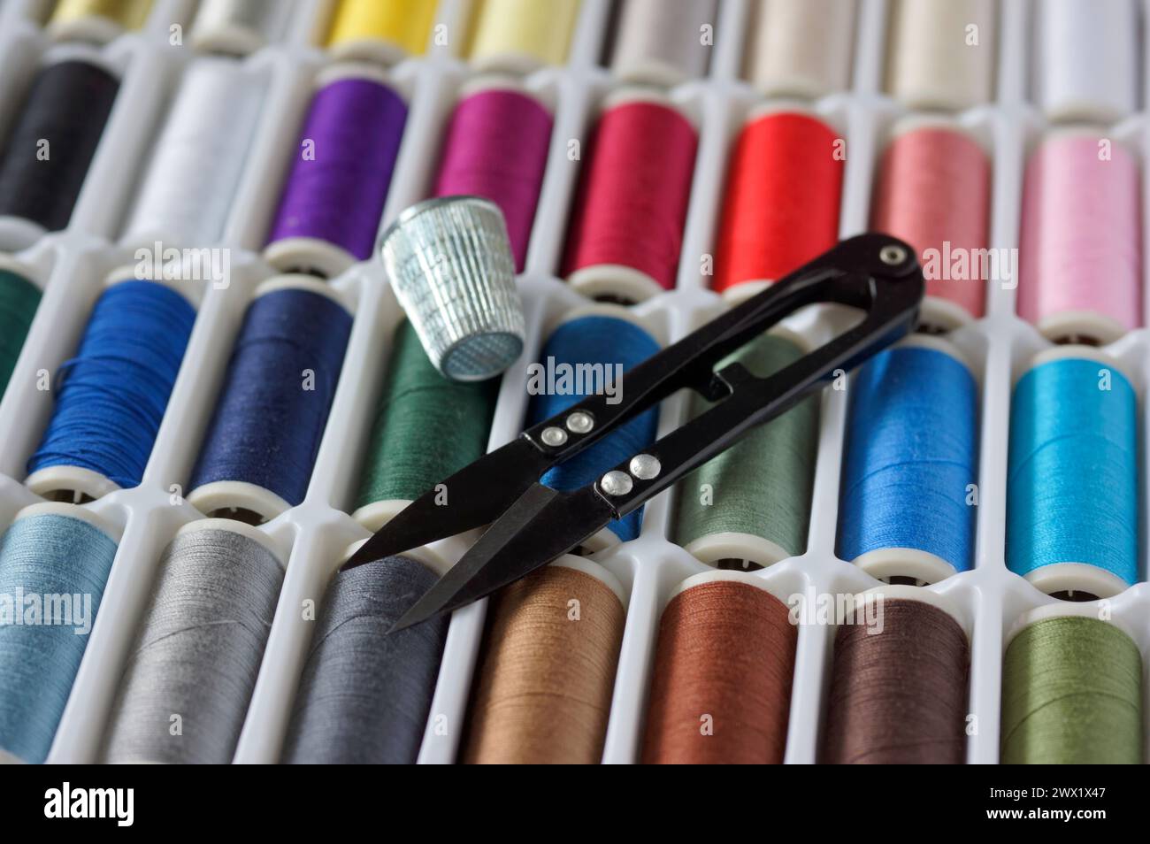 Fils de couture fond multicolore closeup Banque D'Images