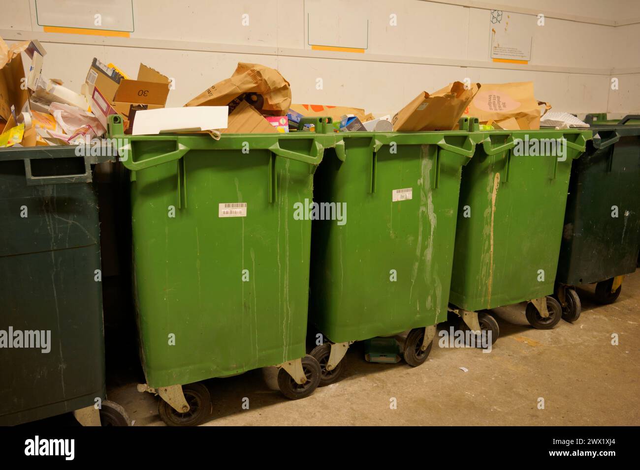 Poubelles pour ordures et recyclage Banque D'Images