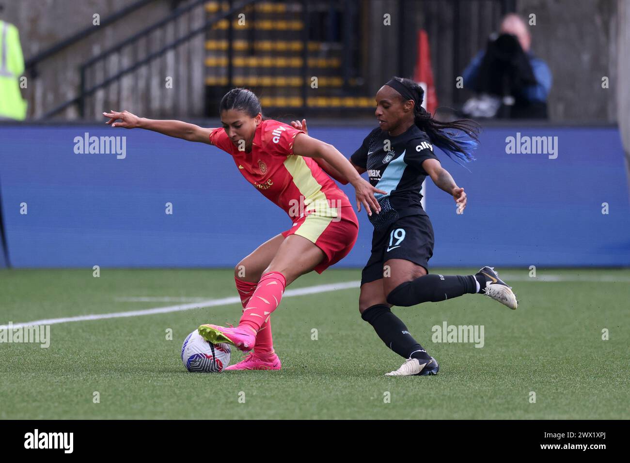 Portland Thorns FC defender Reyna Reyes, left, and NJ/NY Gotham FC forward Crystal Dunn (19) fight for possession of the ball during an NWSL soccer match, Sunday, March 24, 2024, in Portland, Ore. (AP Photo/Amanda Loman) Banque D'Images
