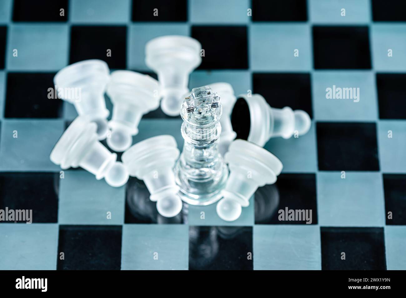 Jeu de plateau d'échecs en verre dans fond noir, focus sélectif sur King, leadership, concept gagnant Banque D'Images