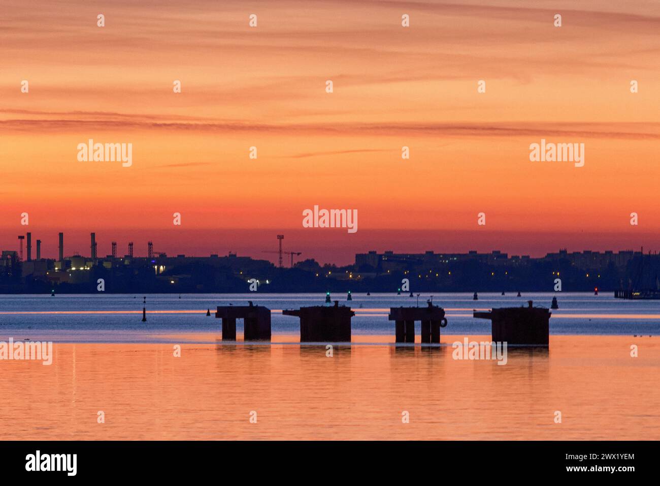 Coucher de soleil sur la rivière 'Warnow' dans la ville de Rostock dans le nord de l'Allemagne Banque D'Images