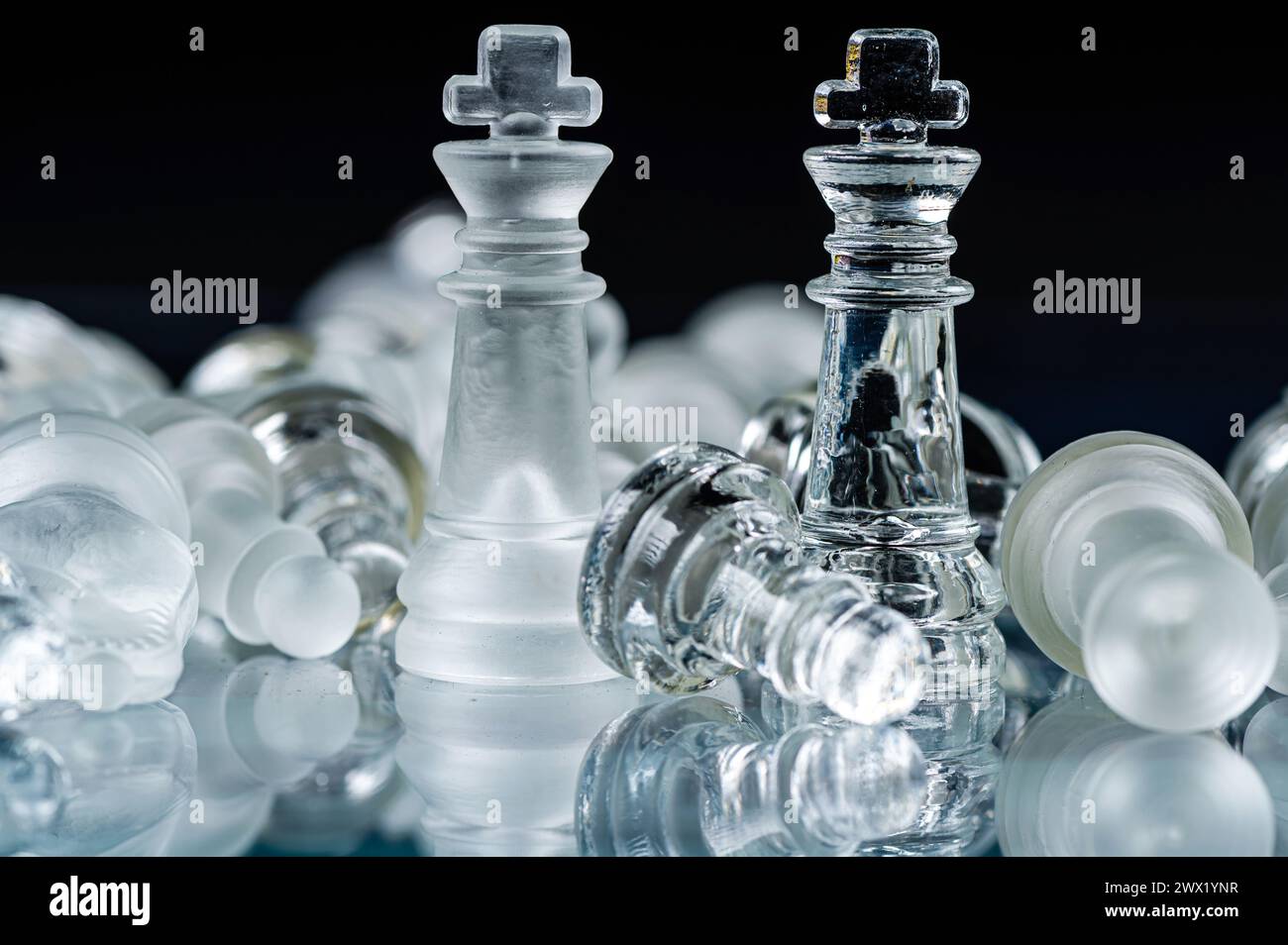 Jeu de plateau d'échecs en verre dans fond noir, focus sélectif sur King, leadership, concept gagnant Banque D'Images