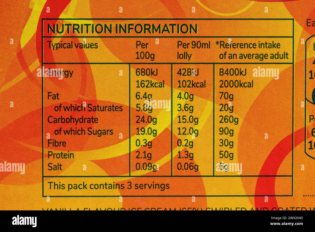 Informations nutritionnelles sur le paquet de sucettes glacées aux fruits J2O à la crème glacée à l'orange et aux fruits de la passion Banque D'Images