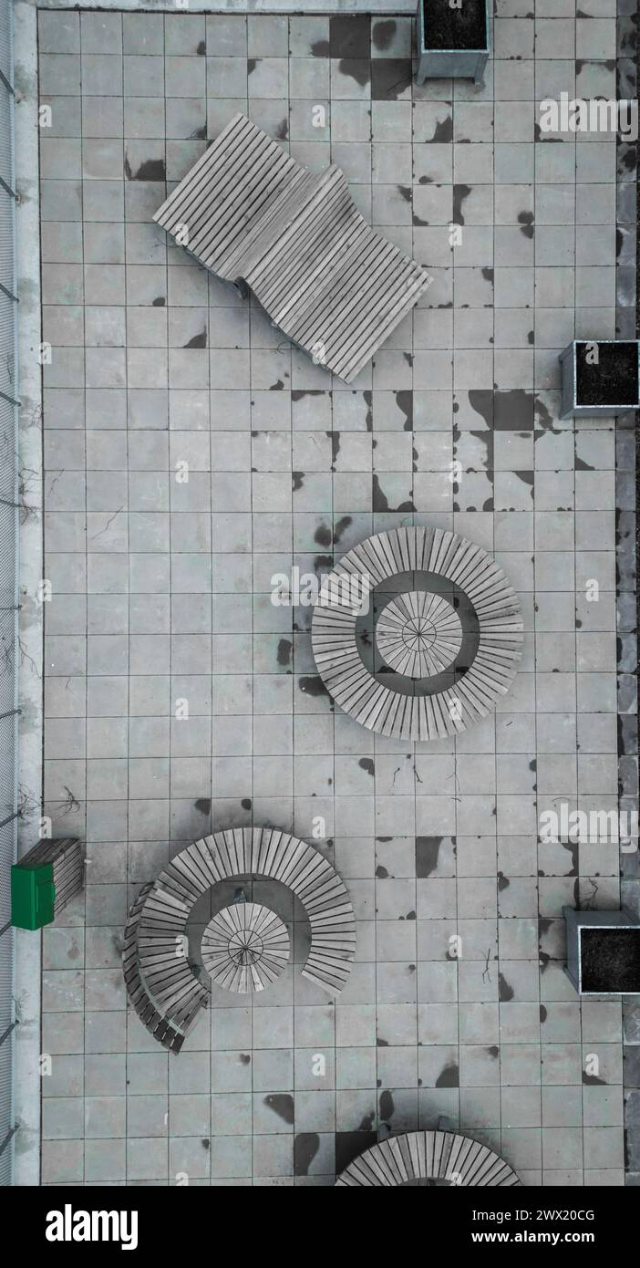 Vue aérienne de sièges extérieurs avec une poubelle verte, en monochrome Banque D'Images