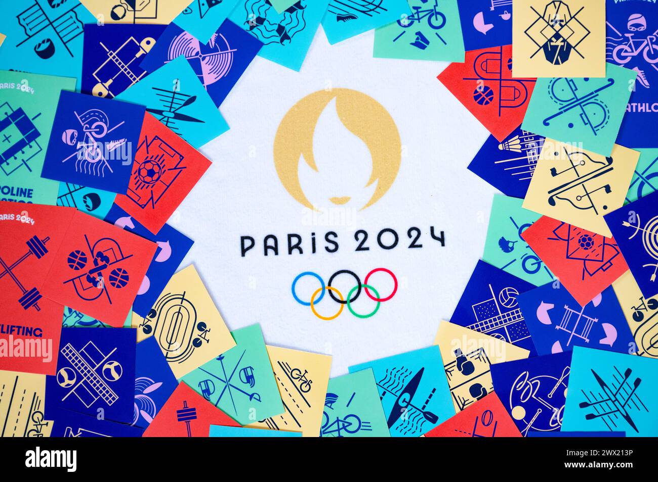 PARIS, FRANCE, 26 MARS 2024 : emblème officiel des Jeux olympiques d'été de Paris 2024 combiné à un pictogramme cartes signifiant tous les sports olympiques Banque D'Images