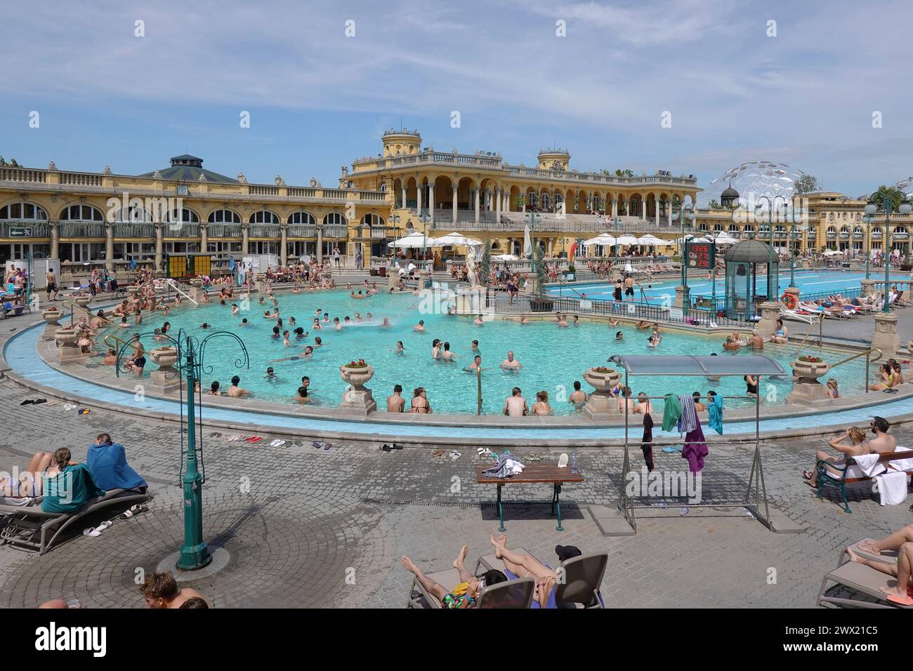Hongrie, Budapest, Varoslige, le spa le plus célèbre et populaire de Budapest sont les bains Szechenyi. Piscines thermales extérieures photo © Fabio Mazzarella/Sinte Banque D'Images