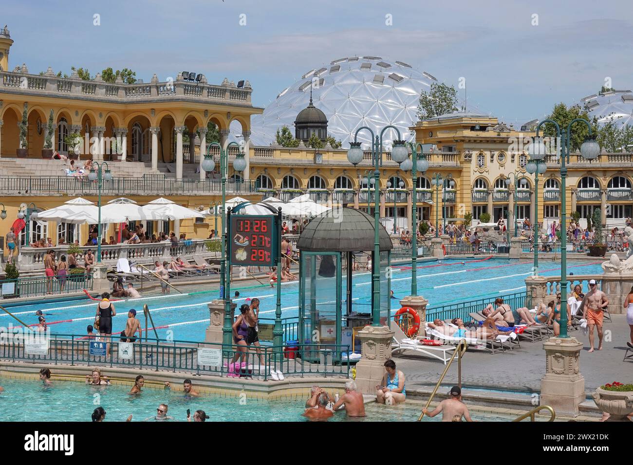 Hongrie, Budapest, Varoslige, le spa le plus célèbre et populaire de Budapest sont les bains Szechenyi. Piscines thermales extérieures photo © Fabio Mazzarella/Sinte Banque D'Images
