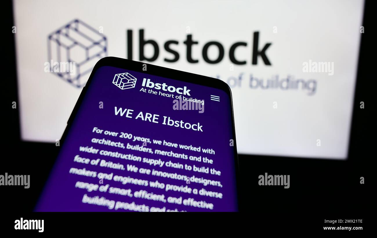 Téléphone portable avec le site Web de la société britannique de matériaux de construction Ibstock plc devant le logo de l'entreprise. Concentrez-vous sur le coin supérieur gauche de l'écran du téléphone. Banque D'Images