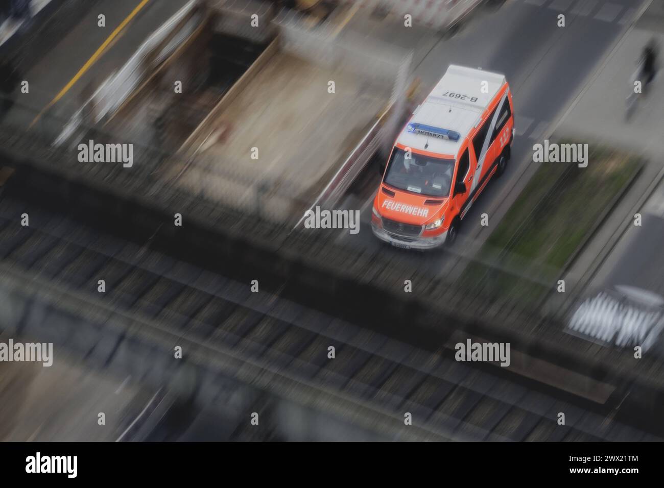 Ein Rettungswagen der Berliner Feuerwehr, aufgenommen an der S-Bahn-Station Schoeneberg à Berlin, 22.03.2024. Berlin Deutschland *** une ambulance de Banque D'Images