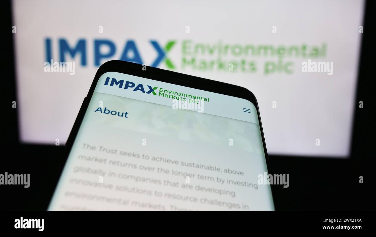 Smartphone avec le site Web de la société d'investissement britannique Impax Environmental Markets plc devant le logo. Concentrez-vous sur le coin supérieur gauche de l'écran du téléphone. Banque D'Images