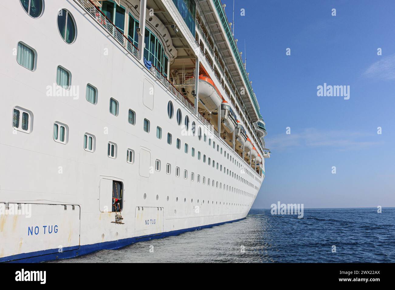 En mer. 26 mars 2024 : Vision of the Seas est l’un des deux navires de croisière qui seront touchés par le blocage du port suite à l’accident tragique et à l’effondrement du Baltimore Key Bridge. Cette saison, Royal Caribbean International (RCI) et Carnival Cruise Line (CCL) exploitent toutes deux des croisières depuis le terminal de Maryland Locust point. Les deux grandes et populaires compagnies de croisières ont annoncé qu’elles transféreraient temporairement les opérations de Carnival Legend & Vision of the Seas à Norfolk, en Virginie. Le navire de la RCI effectue des voyages de Baltimore aux îles de la mer des Caraïbes, aux Bermudes ou aux Bahamas. Crédit : Kevin Izorce/Alamy Live News Banque D'Images