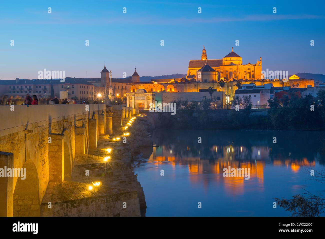 Guadalquivir, pont romain et de la Mosquée Cathédrale, vue de nuit. Cordoue, Espagne. Banque D'Images
