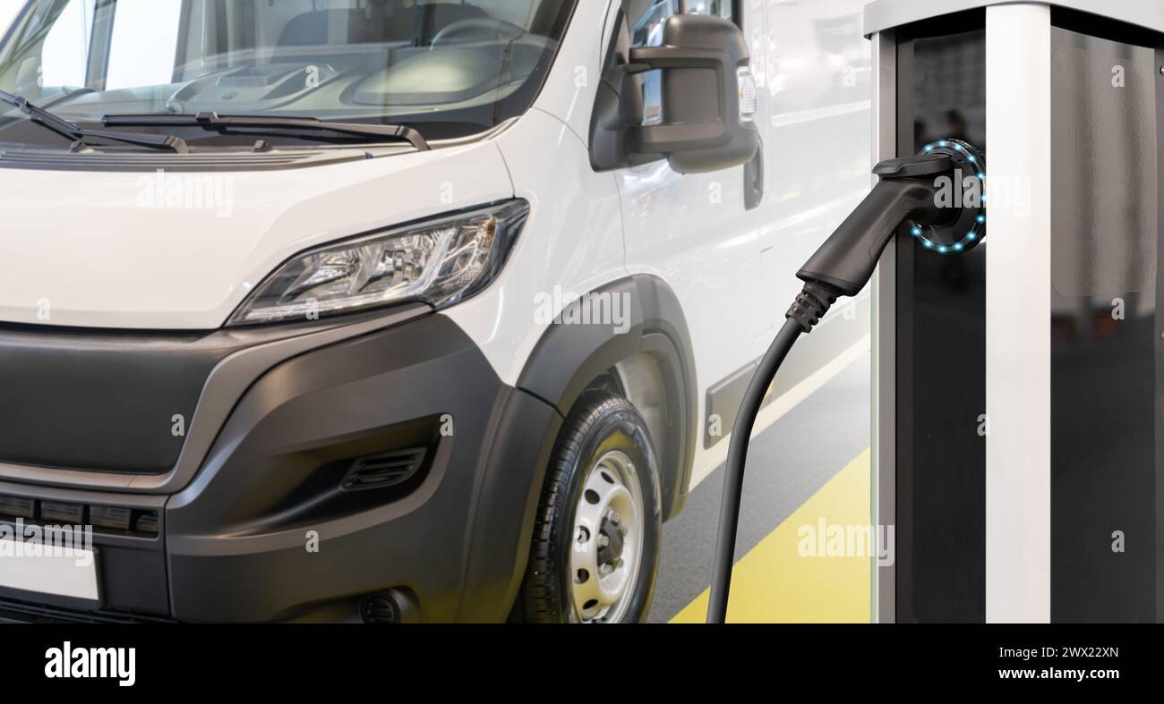 Fourgon de livraison électrique avec station de charge pour véhicules électriques. Banque D'Images