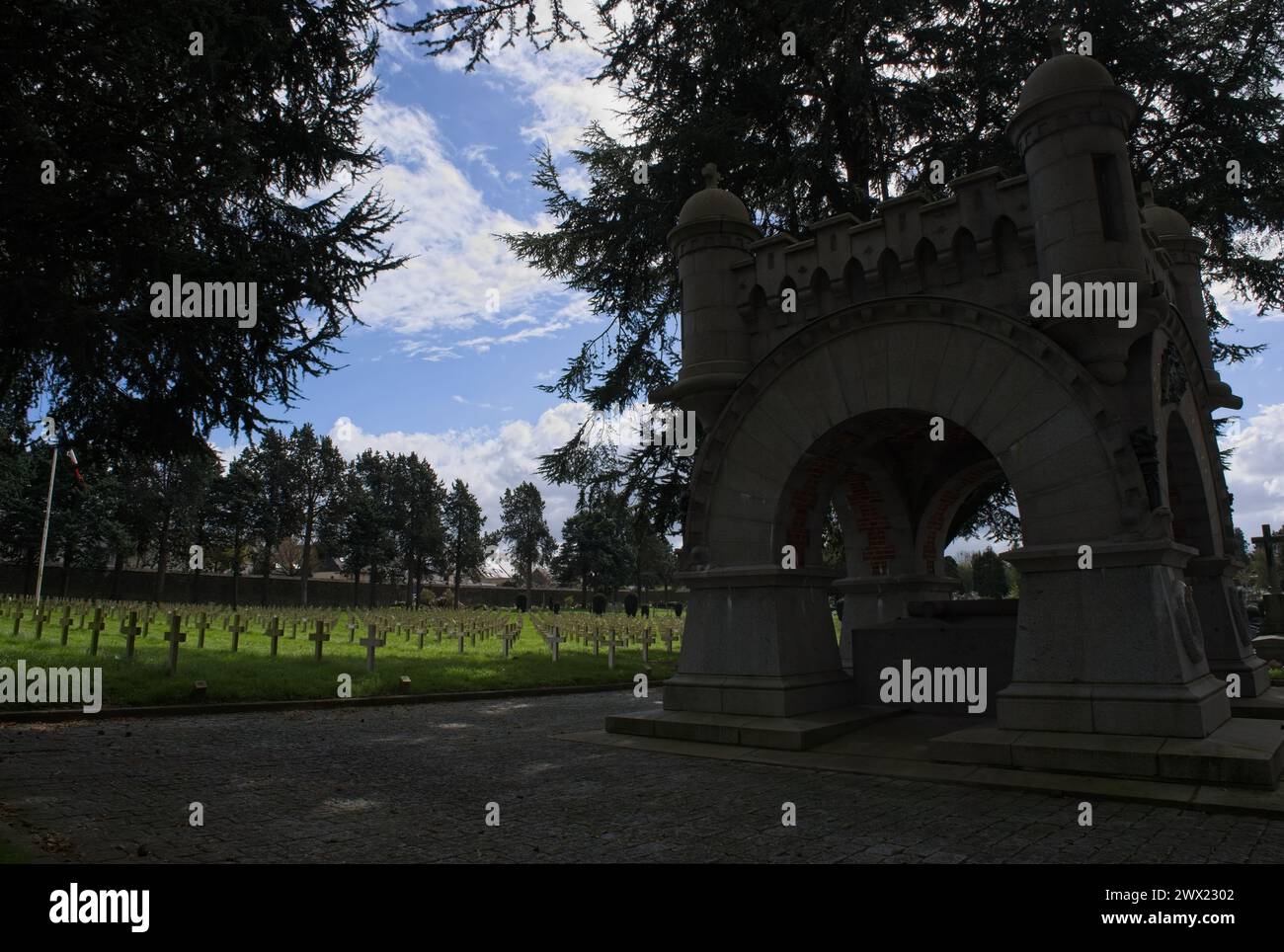 Rennes, France - 24 mars 2024 : ce cimetière de guerre contient les tombes de plus de 1000 soldats qui ont été tués pendant la première Guerre mondiale. Aussi belges et R Banque D'Images