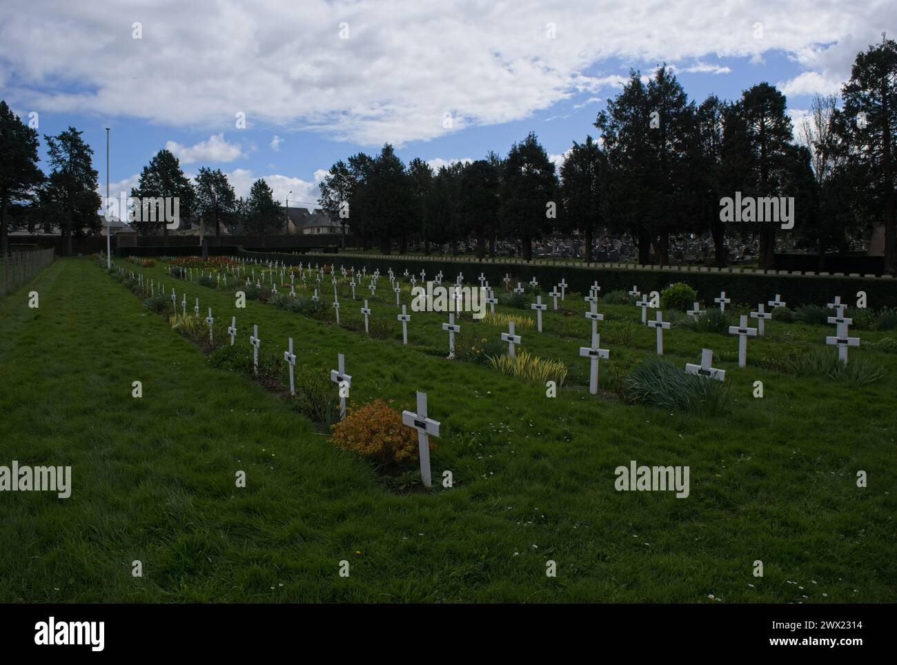Rennes, France - 24 mars 2024 : ce cimetière contient les tombes des victimes civiles des bombardements de Rennes pendant la seconde Guerre mondiale. Journée de printemps ensoleillée. Sele Banque D'Images